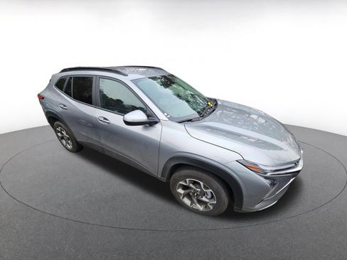 Used 2025 Chevrolet Trax LT image 2
