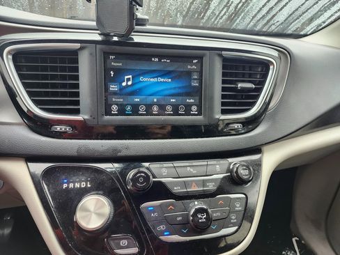 Used 2020 Chrysler Pacifica Touring-L image 11