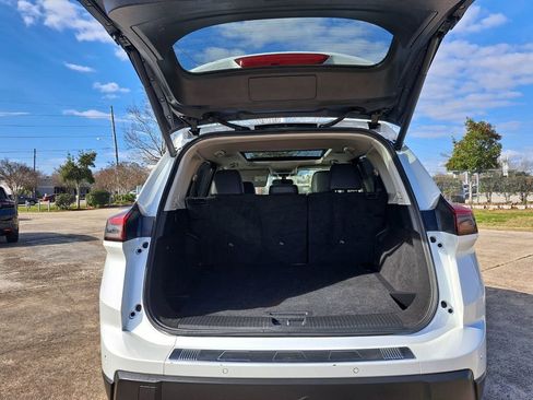 Used 2024 Nissan Rogue SV w/ SV Premium Package image 25