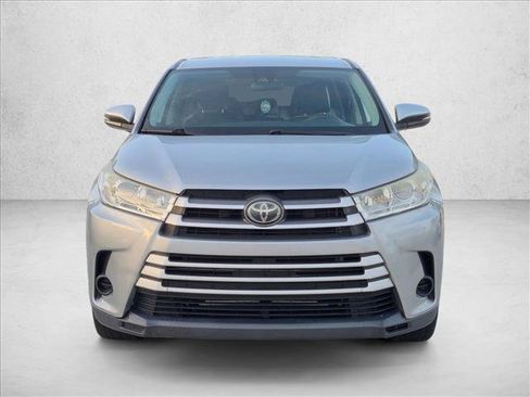 Used 2018 Toyota Highlander LE FWD image 2