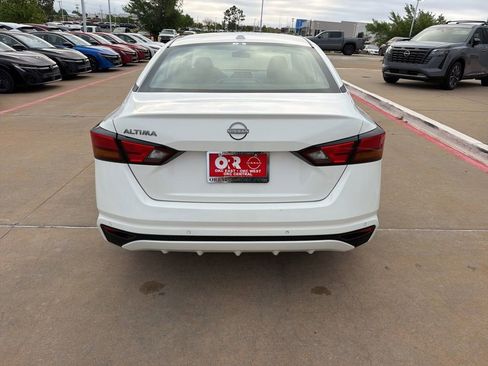 Used 2025 Nissan Altima 2.5 SV FWD image 4