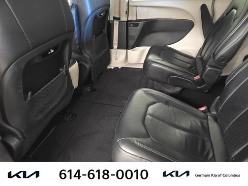 Used 2022 Chrysler Pacifica Touring-L FWD image 19