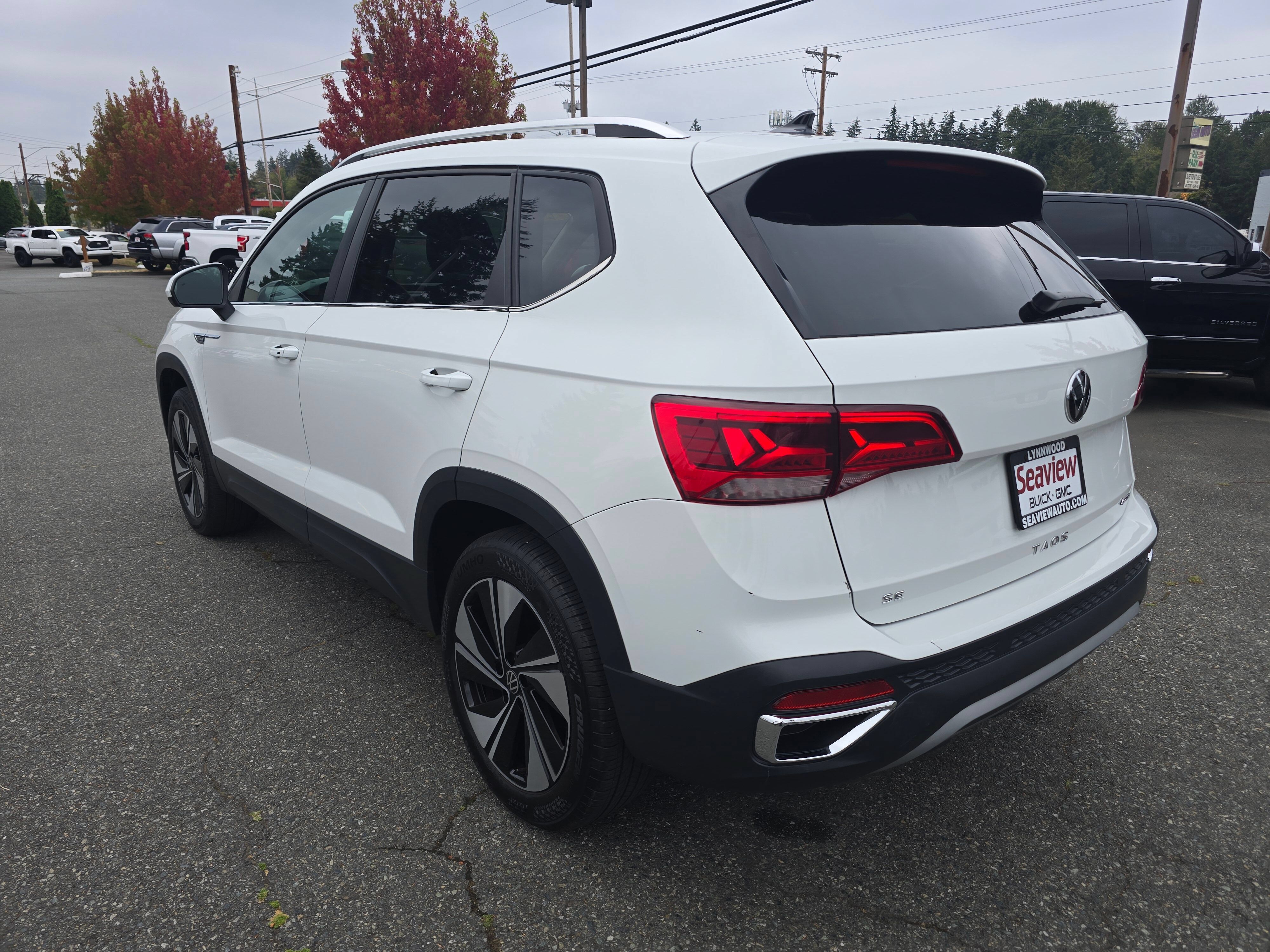 Used 2024 Volkswagen Taos SE w/ Panoramic Sunroof Package AWD/4WD image 5