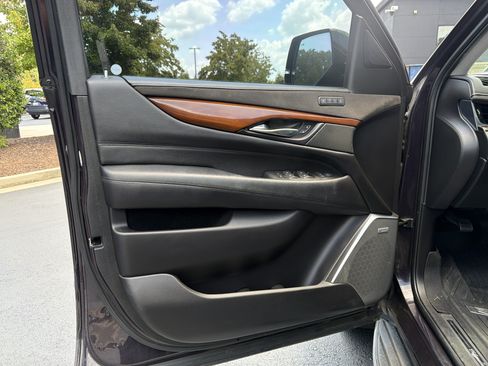Used 2018 Cadillac Escalade Luxury AWD/4WD image 16