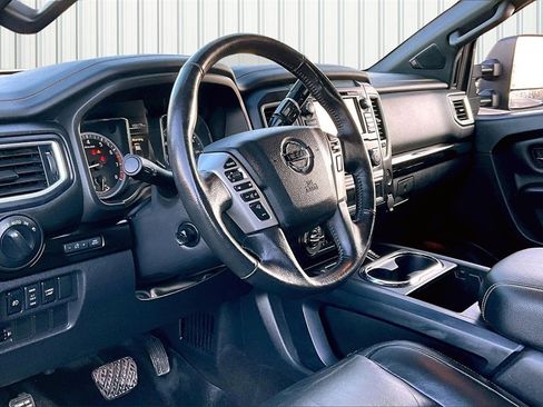Used 2018 Nissan Titan SV image 18