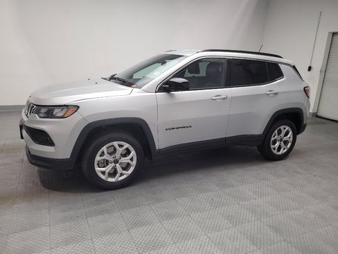 Used 2025 Jeep Compass Latitude AWD/4WD image 2