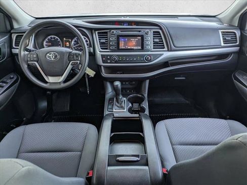 Used 2018 Toyota Highlander LE image 11