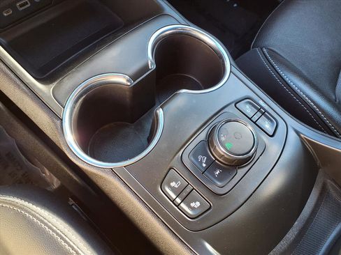 Used 2022 GMC Terrain SLT w/ Infotainment Package II image 9