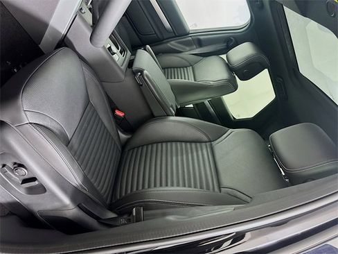 Used 2024 Land Rover Discovery Dynamic SE image 22