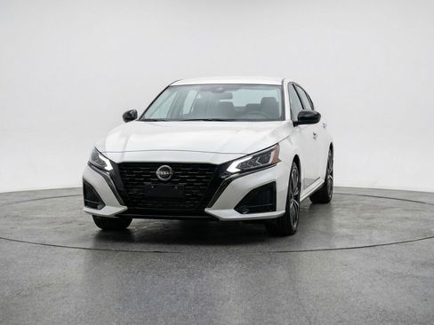 Used 2025 Nissan Altima 2.5 SV image 2