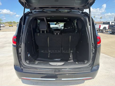 Used 2025 Chrysler Pacifica Select FWD image 14