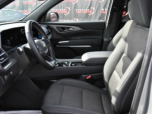 Used 2024 Chevrolet Traverse LT image 18