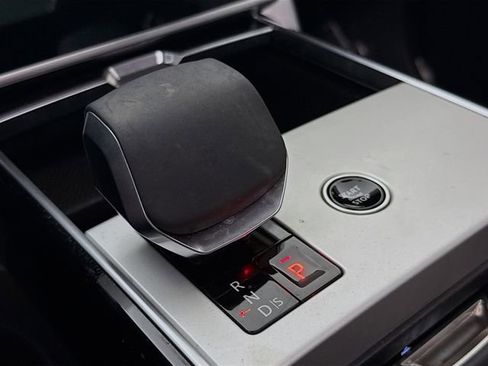 Certified 2025 Land Rover Range Rover SE image 19