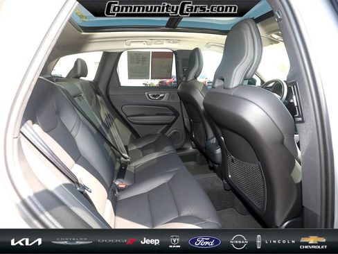 Used 2025 Volvo XC60 B5 Plus image 23
