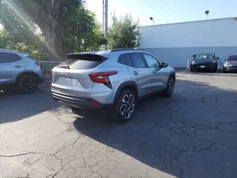 Used 2025 Chevrolet Trax RS image 3