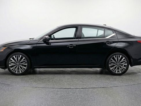 Used 2025 Nissan Altima 2.5 SV image 5