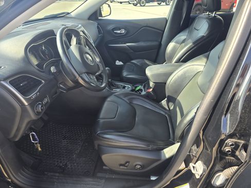 Used 2019 Jeep Cherokee Latitude Plus w/ Cold Weather Group image 11