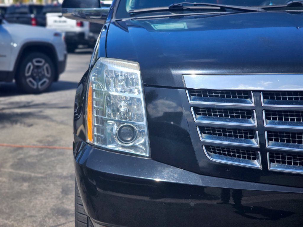 Used 2012 Cadillac Escalade Luxury RWD image 3