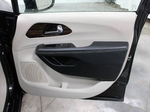 Used 2023 Chrysler Pacifica Limited FWD image 34