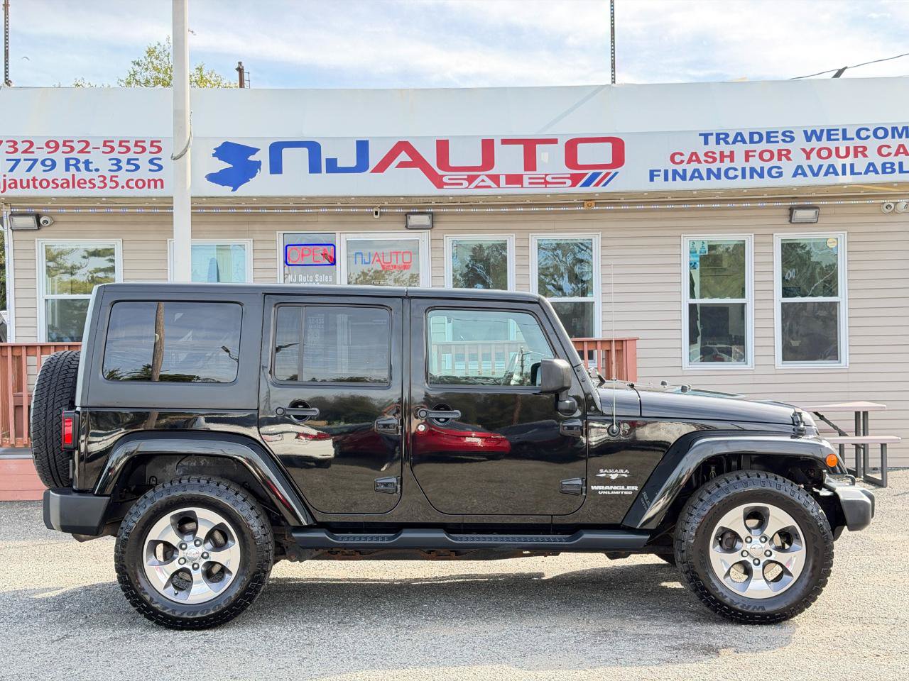 Used 2016 Jeep Wrangler Unlimited Sahara w/ Connectivity Group AWD/4WD image 3