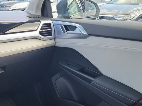 Certified 2025 Volkswagen Taos SE FWD image 4