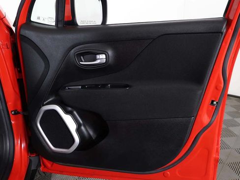 Used 2019 Jeep Renegade Latitude w/ Cold Weather Group AWD/4WD image 21