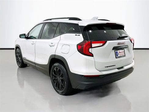 Used 2022 GMC Terrain SLE w/ Driver Convenience Package image 4