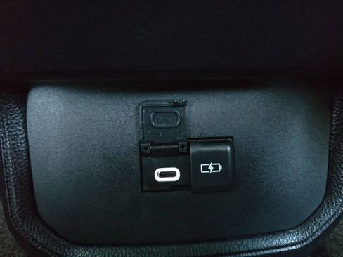 Used 2025 Toyota Highlander LE image 27