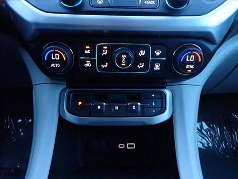 Used 2023 GMC Acadia SLT image 19