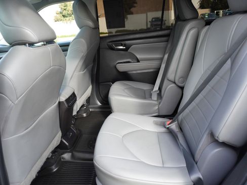 Used 2022 Toyota Highlander XLE image 14