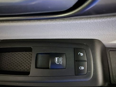 Used 2017 Chrysler Pacifica Limited w/ UConnect Theater Package FWD image 29