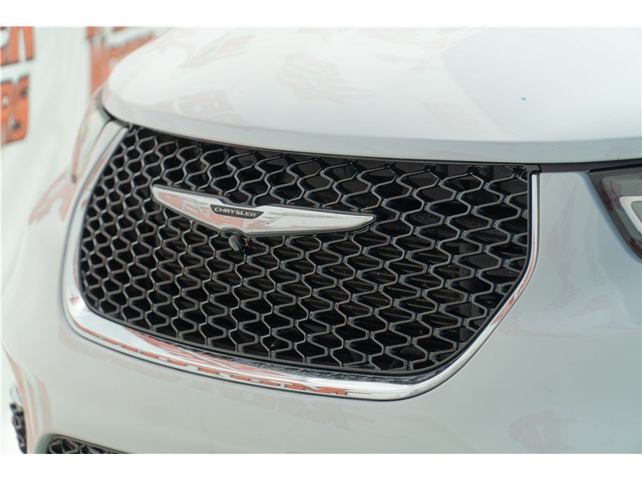 Used 2023 Chrysler Pacifica Touring-L FWD image 27