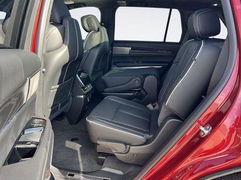 New 2026 Cadillac Vistiq Platinum AWD/4WD image 28