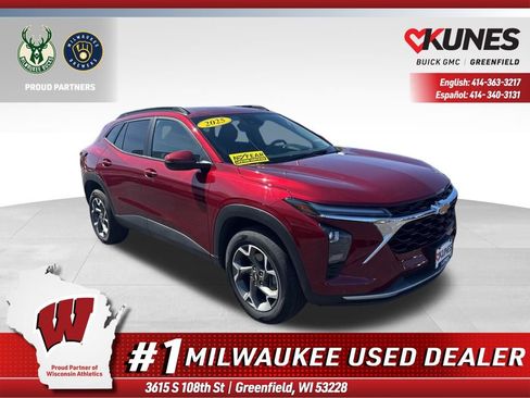 Used 2025 Chevrolet Trax LT FWD image 1