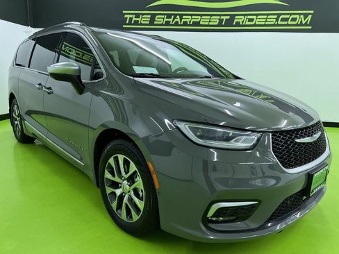 Used 2023 Chrysler Pacifica Pinnacle FWD image 2