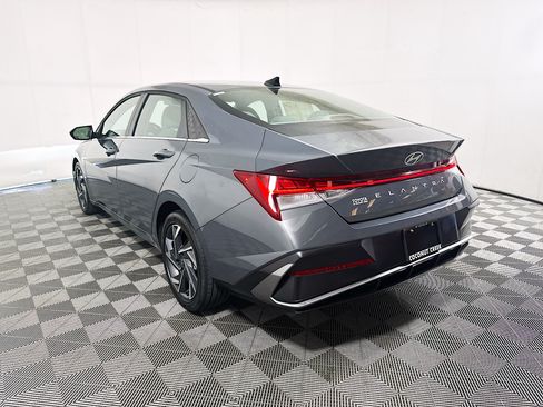 Used 2025 Hyundai Elantra SEL FWD image 5