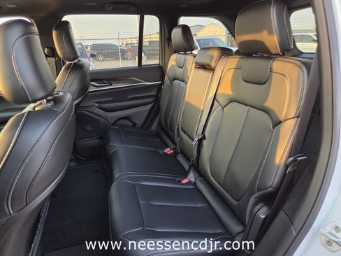 New 2025 Jeep Grand Cherokee Limited image 24