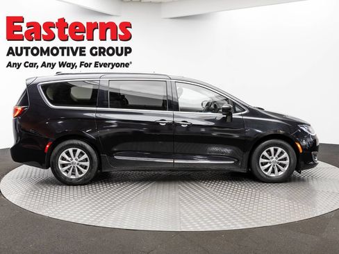 Used 2019 Chrysler Pacifica Touring-L FWD image 4
