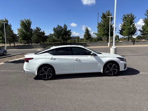 Used 2023 Nissan Altima 2.5 SR w/ SR Premium Package image 2