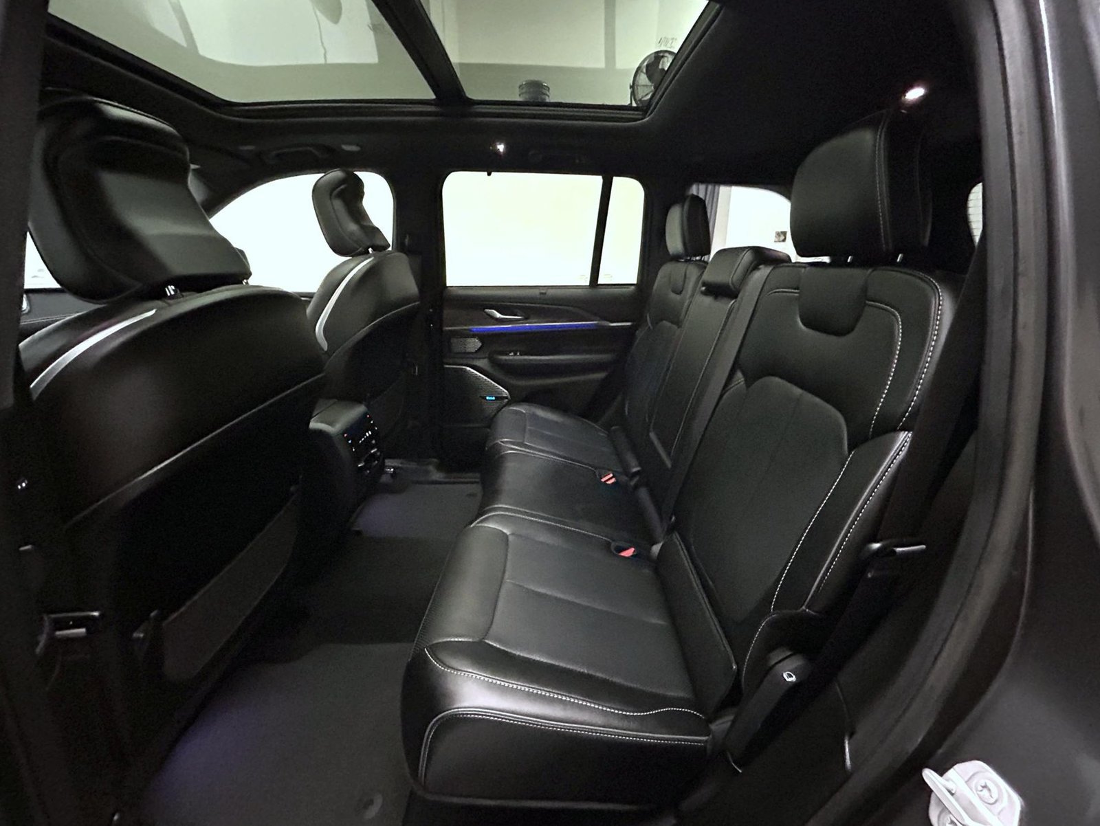 Used 2023 Jeep Grand Cherokee Overland w/ Adv Protech Group III AWD/4WD image 19