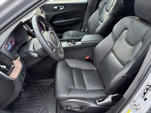 Used 2022 Volvo XC60 B5 Momentum w/ Climate Package image 19