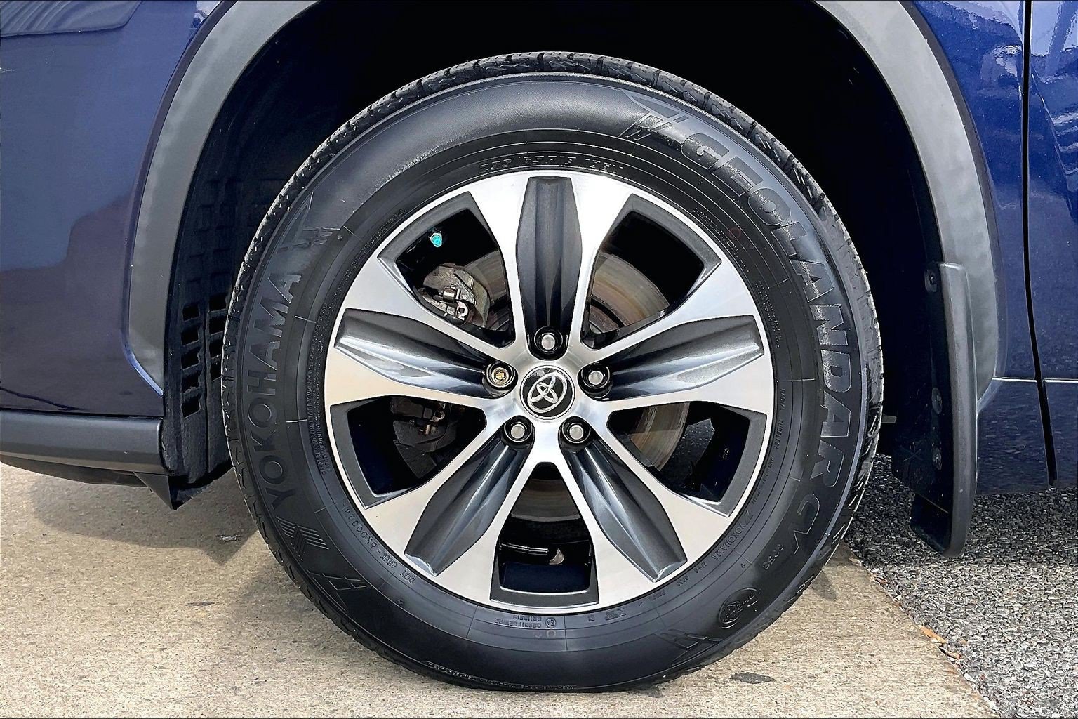 Used 2021 Toyota Highlander XLE AWD/4WD image 11