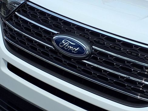 Used 2024 Ford Explorer XLT AWD/4WD image 32