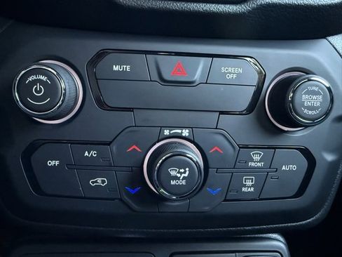 Used 2018 Jeep Renegade Altitude image 15