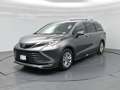 Used 2021 Toyota Sienna Limited FWD image 60