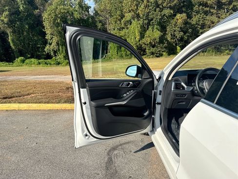 Used 2023 BMW X7 xDrive40i w/ Premium Package image 13