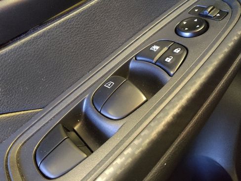 Used 2025 Nissan Versa S w/ Trunk Package image 27