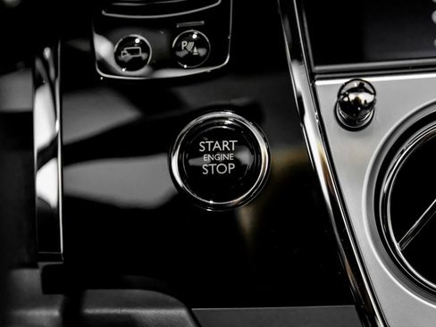 Used 2018 Rolls-Royce Dawn image 22