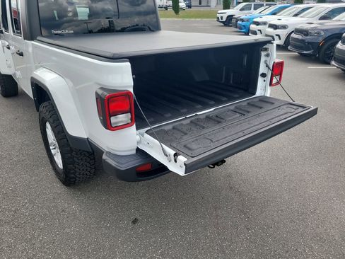 Used 2023 Jeep Gladiator Sport AWD/4WD image 7