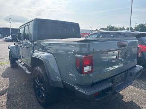 Used 2024 Jeep Gladiator Sport AWD/4WD image 3